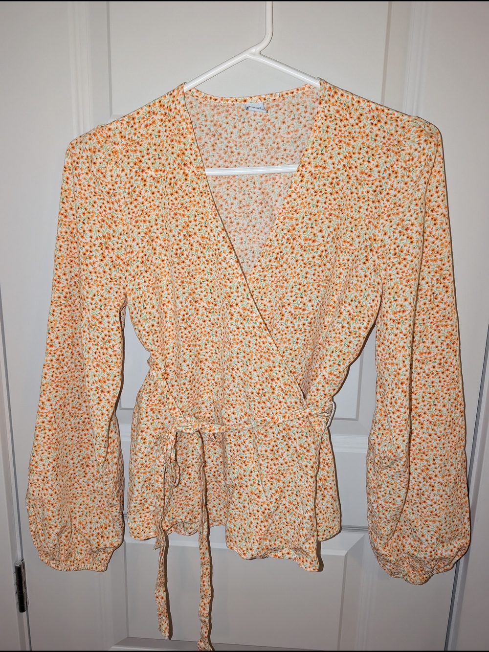 2/30$ 💓 Wrap Front Floral Blouse